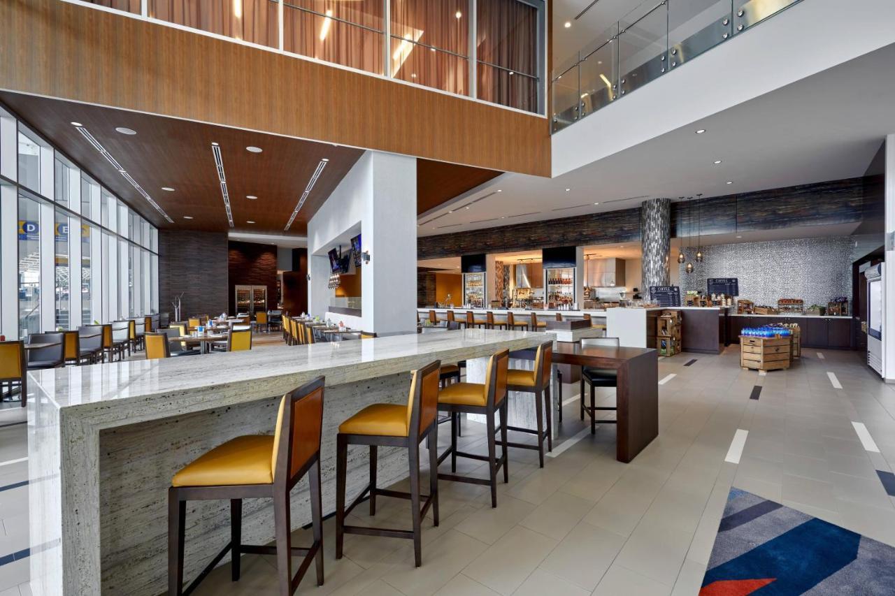 Calgary Airport Marriott In-Terminal Hotel Bagian luar foto